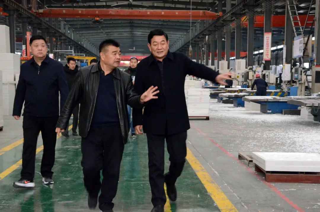 中植企業(yè)集團領(lǐng)導(dǎo)蒞臨大張公司考察(圖2)